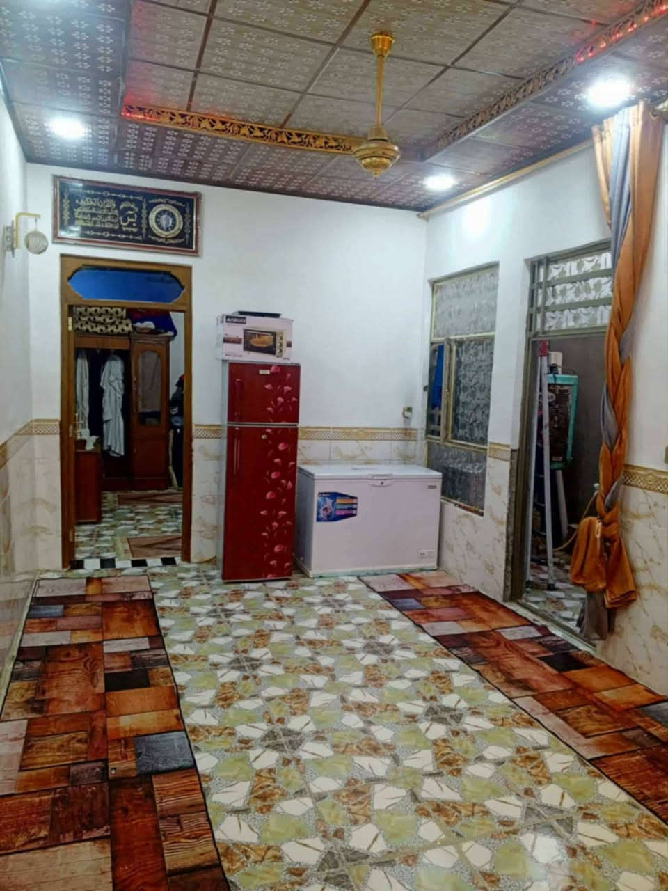 سلام عليكم البيت للبيع مساحه 110متر غرفه وصاله ومطبخ واستقبال وحمام داخلي وخارجي مكشوفه كامل مكمل اساس صب كونكريت سقف صب كونكريت سقوف ثانوي البيت كله سراميك بناءحث درجه اولى العنوان نجف شارع كربلاء عمود 136شارع الصيدليه قريب الشارع العام كافت الخدمات ماي كرهباء وموالده سوك مدارس خط كيات سوك ملاحضه البيت مشمول بل تطويب مداور ثاني يوم قرار محكمه بسمك ومعامله كامله للنتصال *********** او واتساب
