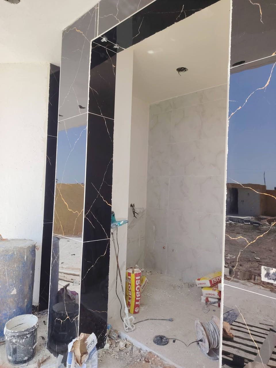 السلام عليكم 
خلفه سيراميك شغل درجة اولى ارضيه وجدران متفرغ حاليا مكان بغداد ابو غريب ***********//***********
