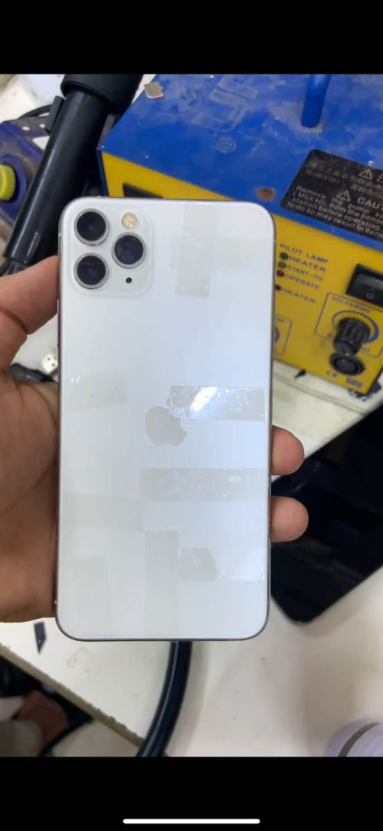 من حالة صعبة ➡️ لجهاز جديد ✨
تصليح وتبديل ظهر iPhone 11 Pro 
الشغل يتكلم 💪
للتواصل الاتصال على الرقم الأتي (***********)
