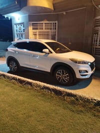 توسان ١٩ خليجي فول مواصفات ماعدا الفتحه ماشيه ٨٥ السعر ١٩٥ ٠٧٧٣٢٠٩٧٤١٢