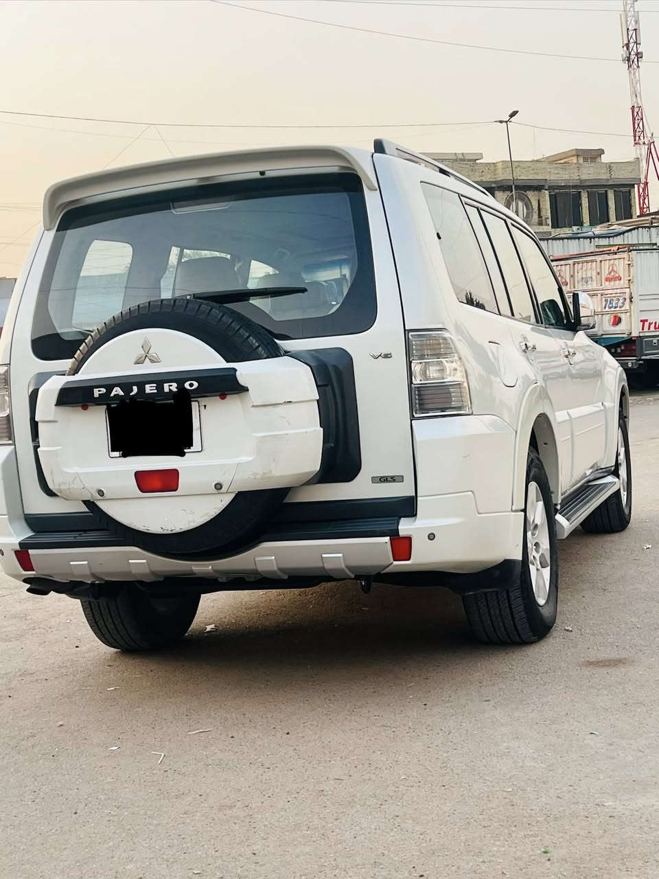 السلام عليكم 
سياره باجيرو حبتور 
مديل 2010
مكينه 3/500
سياره معروف مواصفاتهه 
فول مواصفات 1/1
سياره مكفوله كفاله عامه من الصبغ والبارد 
فقط قبق المكينه مفتوح 
سياره ما متعوبه 
السعر الاستفسار رقم الهاتف *********** فقط متواجد على الواساب
