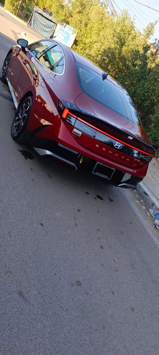 السلام عليكم 
من رخصة الادمن
سوناتا 2025 نص فول 
لون دم الغزال 
زيرو ماشية 4 الف يعني زيرو 
ملاحظه السيارة كلين بدون صبغ بدون تبديل بدون ايرباك
فقط بارد الجاملغ الأيمن بسيط
مواصفات  sel 
شاشه متصله 
كامره دواره
تبريد لمس 
اوتو هولد  هندبريك بصمه 
ثلاثه انظمه قياده 
كشن كهرباء 
لد امامي وخلفي 
كشن تدفئه
بصمه ابواب وبصمه تشغيل 
تشغيل عن بعد 
مكينه 2500بانزين
كير تعليك 8نمر
ويل 17
تحديد مسار 
رادارات امامي وجانبي
بعد بيها مواصفات
ولسياره جديده بمعنى الكلمه مال جني
السياره دخول جديد
مكان السياره بغداد الغزاليه
السعر 199 ورقة وبيها مجال 
منفيست باسمي
 للاستفسار ***********
