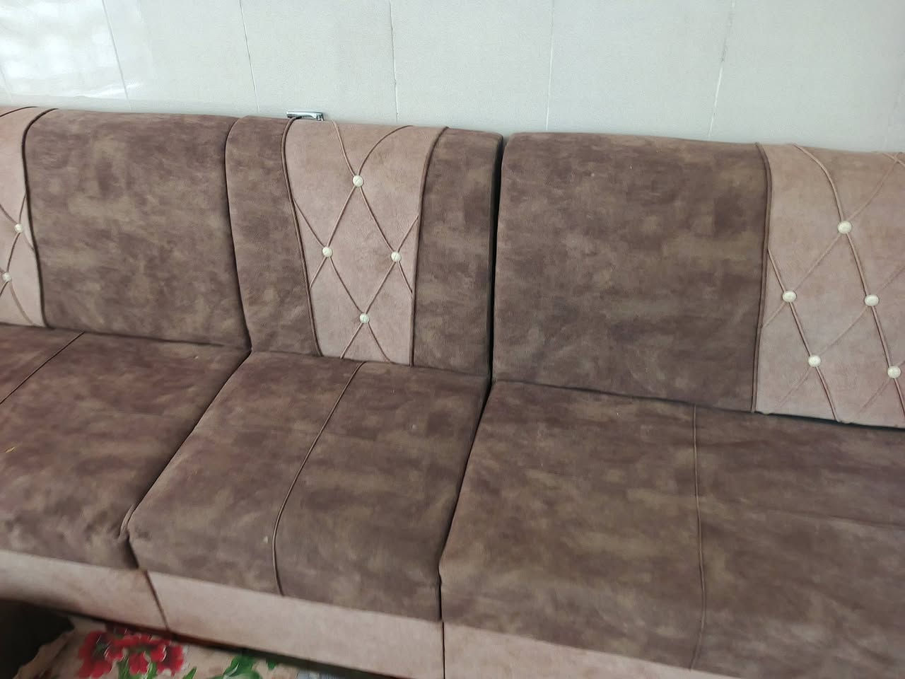 السلام عليكم
عندي ميز بلازمه ورفوف وتخم ديوان 10 مقاعد للبيع الميز جديد لوك والتخم هم نظيف سعرهن قفل 200 ديالى الخالص ***********
