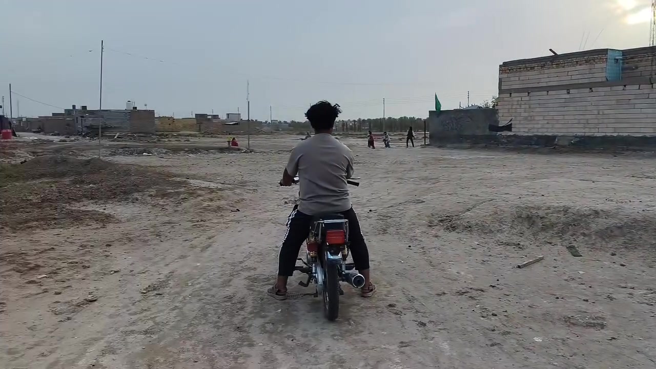 السلام عليكم ورحمة الله وبركاته

قطعة زراعي للبيع المساحة 600متر (30*20)
ماء كهرباء مجاري موجود
القطعة مدفونه دفان عالي غير محدولة
المدرسة الصينية قريبة 100متر كما موضح في الصورة
شوارع تبليط تبعد عن القطعه 60متر فقط 
في شارع أم البنين من جهة الفضلية 
السعر مناسب  27 وبي مجال 
للتواصل واتس (***********)
