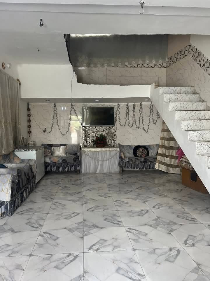 دار طابو صرف المساحه 275  واقع حال 300 تحويل مباشر بأسمك بعد الشراء 
البناء طابوق والسقف عكاده طابقين 
4 غرف نوم 🛌 
يحتوي الدار على : 🏠
___________________________________
الطابق الاول 
ستقبال10/5
صاله 11/6
غرفه نوم6/5
مطبخ 5/4
صحياة خارييه 
طارمه خارجيه 
___________________________________

الطابق الثاني 
3غرف نوم 
صاله 7/6
2بيتونه
الموقع : شارع ربيانه : بلقرب من سيد حبيب او بلقرب من معهـد استاذ خالد الجديد 
السعر 165 مليون وقابل للتفاوض  
___________________________________
الاستفسار اكثر مراجعه 
مكتب عقارات محمد كامل العويسي  
عنوان المكتب 🏡 قنطره ربيانه / شارع المواكب مقابل قرطاسيه القمر 
اداره المكتب :
***********  
*********** واتساب ☎️
