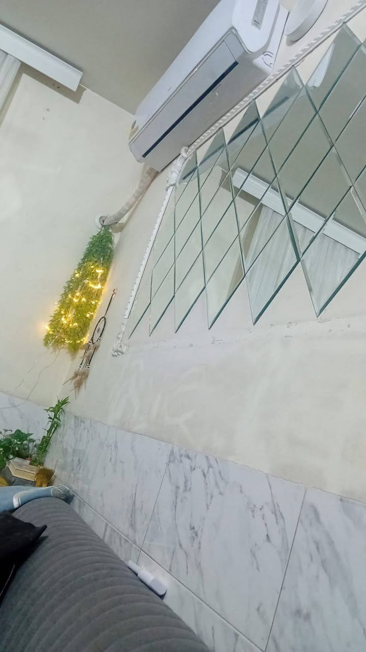 داررررللبيع 50 متر حديث  ثلاث طوابق قرب جامع الفرج  نظيف  حديث زراعي قريب ع القناه  السعرررررر125 اكثر من مناسب بالنسبه للموقع مكتب السند ***********
