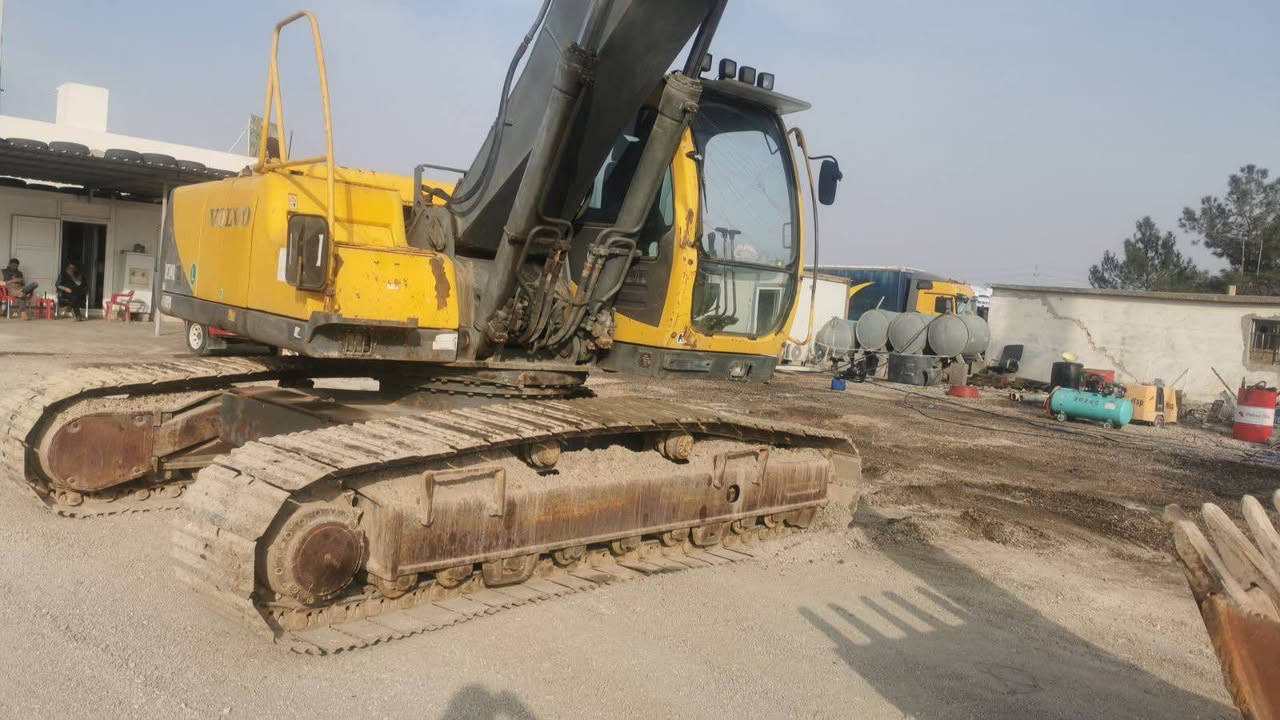 موديل 2001 
حجم 240 
به م و نوزل
هه مي شه رت 
موبايل *********** بغداد, العراق
