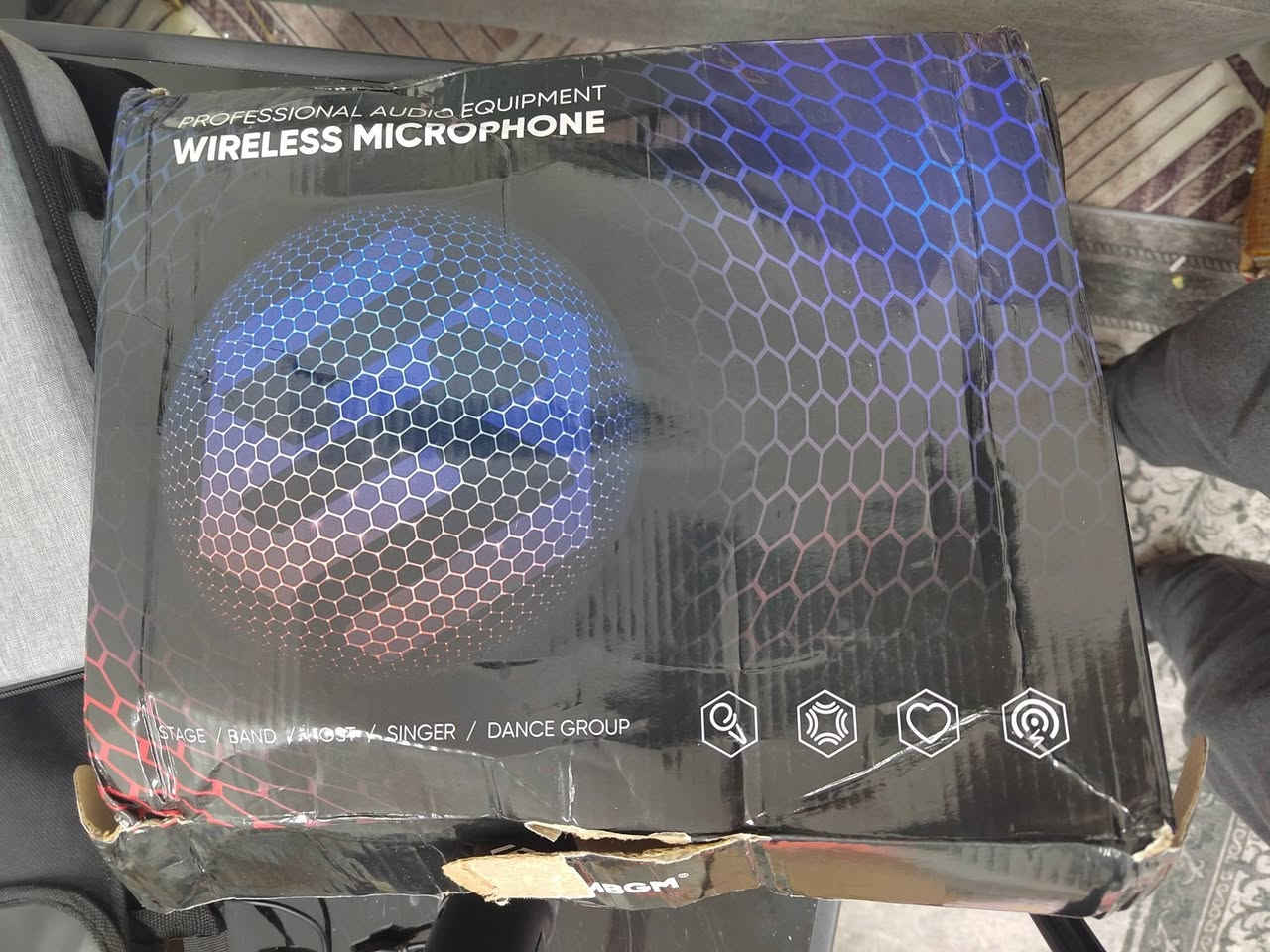 📢 يستخدم في القاعات الكبيره مثل قاعات الجامعات والمؤتمرات وحتى الحفلات.
🔥السعر 55 الف دينار فقط شامل التوصيل.

مدى لاسلكي 50 متر WIFI
نقاء في الصوت حيث ان وحدة الاستقبال في المنتج هي النوع "الثابت" الذي يحتوي على هوائيات خارجية، وهو عادةً ما يكون أكثر استقراراً من وحدات الاستقبال الصغيرة التي تشبه الـ (Flash) والتي تُشحن بالـ USB. 

🛍️ للطلب والحجز السريع: تواصل معنا مباشرةً عبر الواتس اب! 📲 
***********
