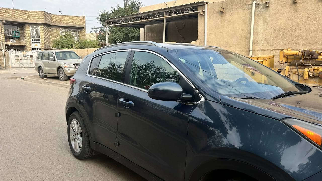 السلام عليكم
سبورتج موديل 2017 
مواصفات FE
مكينه ومكانيك كله خير من الله
مكينه 2000
داخل جلد اسود مطعم بأحمر 
وضعيات قياده
كشن كهرباء 
تدفئه كشنات
سويج 
قطعتين تبريد 
كأمره خلفيه
السياره مكانيكها كله مكفوله وترايها مال زيرو
السياره على ايدي وبانزين كله محسن
باسمي تحويل ثاني يوم وأرقام جديده لل2029 
للاستفسار اكثر
***********
وملاحضة:
بالنسبه للصبغ الي بالسونار گلير من أمريكا
ما بيها قطره صبغ لو طخه بالعراق
