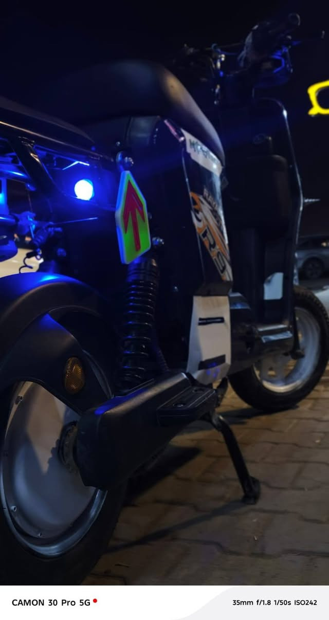 السلام عليكم
للبيع: وحش الريان R9..  معروضة للبيع دراجة R9 الريان بحالة ممتازة جداً وما محتاجة أي صرف.

🌟 المواصفات
الموديل: R9 الريان (الغنية عن التعريف بالقوة والتحمل).

المظهر: لون أزرق ملكي مميز مع ملصقات "Monster" و "Rayan" الأصلية.

إضاءة LED أمامية وخلفية (تغير ألوان) تنطيها هيبة بالليل.

الحالة: نظيفة جداً (مثل ما مبين بالصور والفيديو)، تايرات جديدة، وبطارية وشحن ممتاز.

كهربائيات شغاله من اشاير يمين ويسار ودبل اشاير انارات فيدراليات 

منفذ شحن USB مع قاعدة تليفون 

الملحقات: يجي وياها الشاحن الأصلي "RAYAN" ومفتاح وبصمة تشغيل 

جهاز انذار حماية من السرقة 

💰 السعر:
400 ألف دينار (وبيها مجال بسيط للشراي) 
للتواصل *********** واتساب... 
العنوان: النجف الاشرف حي المكرمه
