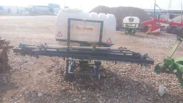 سلام عليكم للبيع مرشه 600 لتر جناح 12 متر مستخدم موسم واحد  جديده مكفوله  ***********
