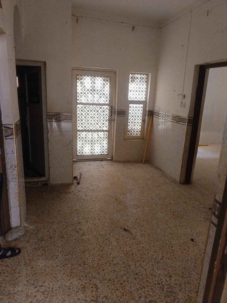 بيت الايجار بحي الجامعه 
100 متر مربع عل حديقه 
خلف شارع 20 
طابقين 3 غرف نوم 
يجاره 400 مقدمه شهرين 
***********
