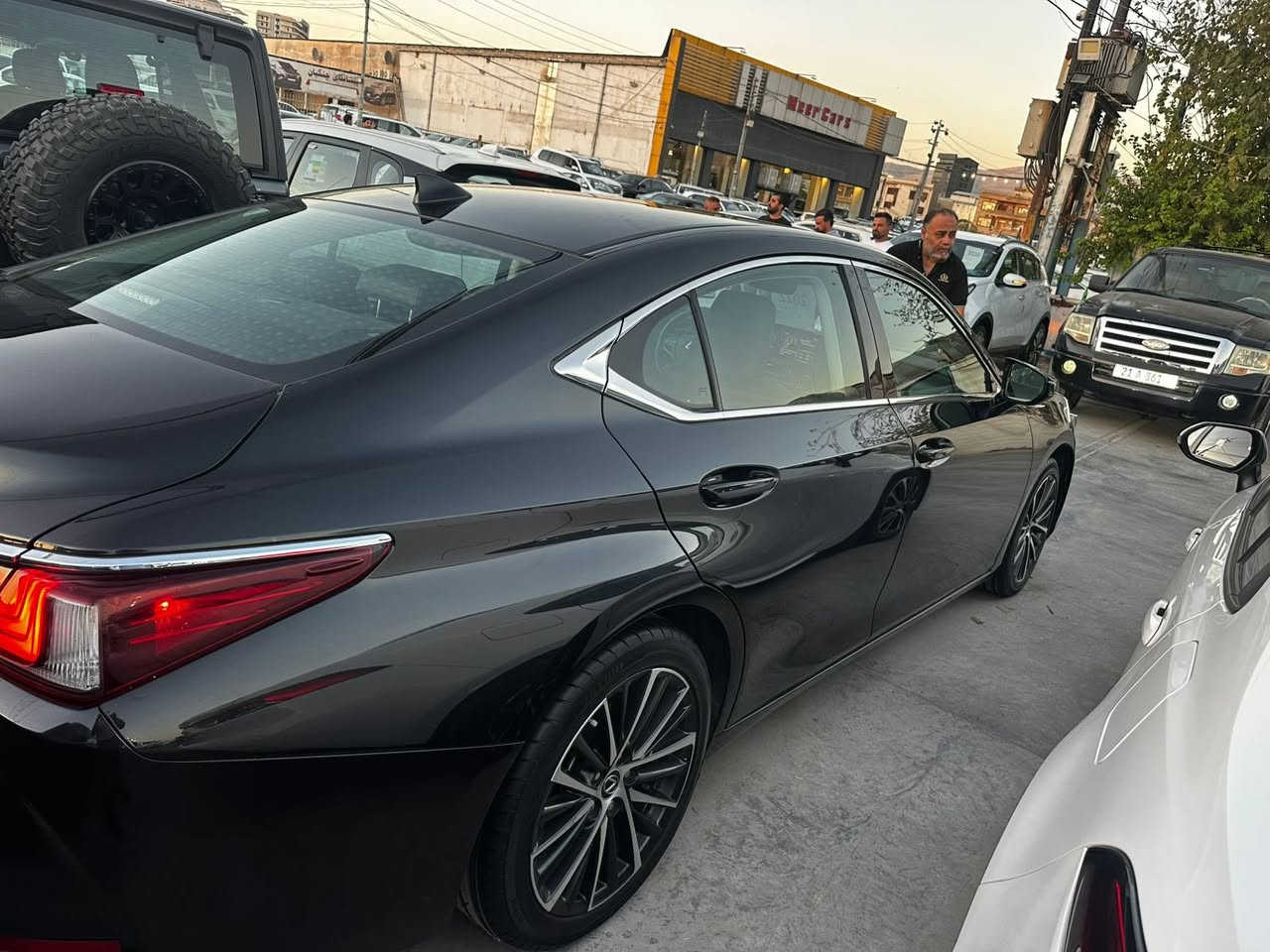 لكزس es350  
2022 
V6 سلندر

مقاعد كهربائية تدفئة تبريد (جلد)+ ميموري سيت +
فتحة سقف
تشغيل عن بعد ودخول ذكي
نظام الصوت 10 سماعات
مثبت سرعة راداري 
نظام المحافظة على المسار 
انظمة قيادة 3 (ايكو ،نورمال ، سبورت)
حساسات امامية خلفية
شحن وايرليس

السيارة جداً نظيفة وكاملة من كل النواحي معتني بيها جداً من تخم تايرات وبوليش  ودهن اصلي وقبل موعده
حادثها بسيط وموجود بالصور وموجود صورة لرقم الشاصي وصورة للسونار

ماشية 61 الف ميل
 
السعر 300 وبي مجال 
تواصل *********** 
مكان سيارة بغداد
