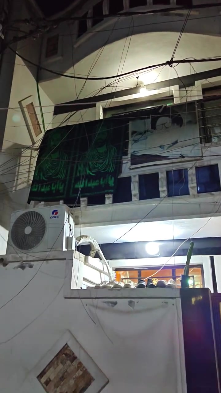 السلام عليكم نصف قطعه للبيع طابقين مسلح المساحه 54 متر قطاع 55 خلف المستوصف تحتوي على استقبال وصاله ومطبخ بارد ومنور والطابق الثاني غرفتين وبيتونه صغيره وصطحين بناء 2023 موبايل *********** السعر 145 وبيها مجال بسيط
