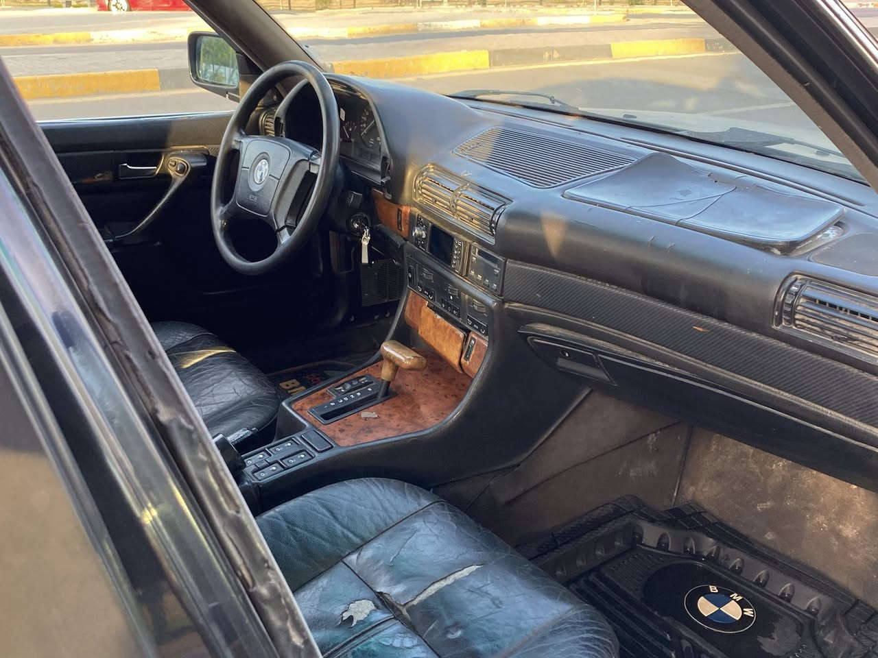 سلام عليكم 740 اصل تكمه وسنويه
موديل 93
فتحه سلايد شغال طكتين
داخل جلد كهرباء دبل ايرباك دبل كمبيوتر 
مكينه كير جدد تبريد شغال 
بجم عريض كهربائيات كلها شغاله
رقم بغداد تحويل مباشر سنويه وهزه جديده
السياره بدون حادث نقص بيها بور الستيرن عاطل
السعر 47 وبيها مجال مكان السياره بغداد السيديه
***********
