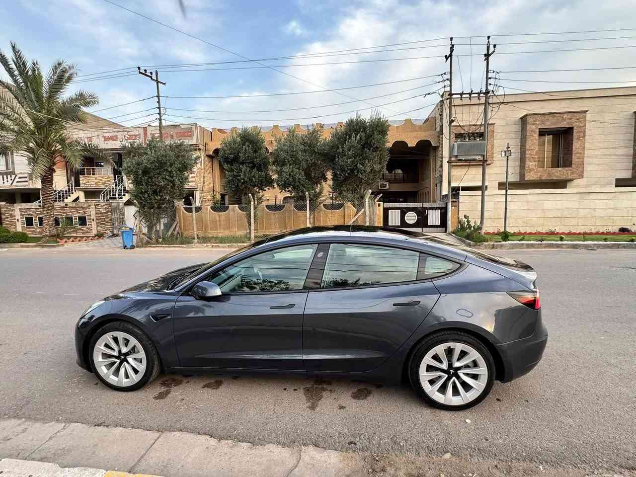 تسلا 2023 دبل موطور 
اون لاين محدثه جديده كلش حادثها كلش بسيط 
فقط قبق جنطه باقي بدون صبغ السعر 165 بيها مجال للشراي 
الاستفسار *********** مكاني بغداد السيديه
