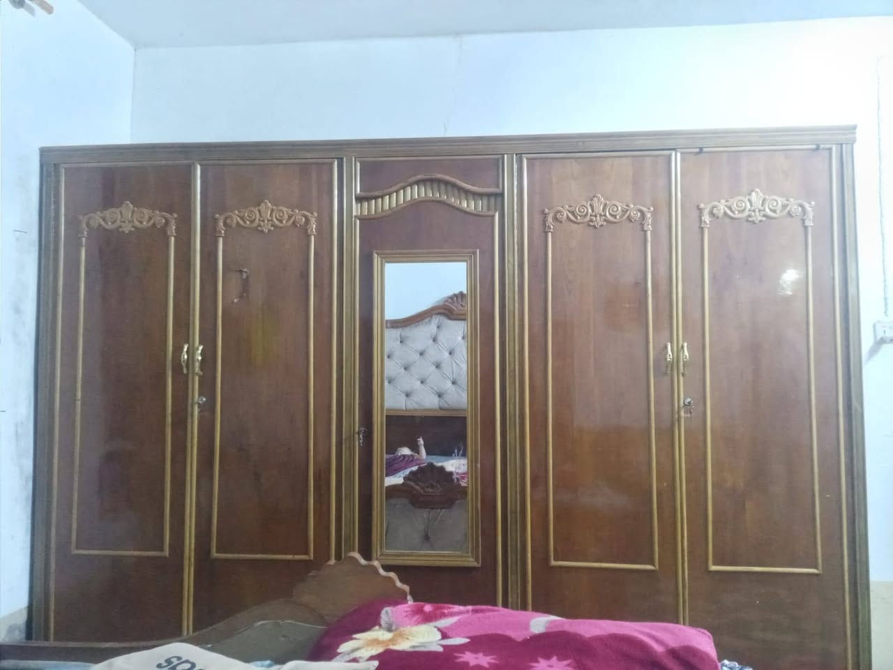 غرفه نوم كامله مع الملحقات ميز تواليت وجربايه وميوزة الجربايه الكنتور خمس بوب كامل الغرفه نضيفه جدا واحلى من الصوره كامله مع ملحقاتها. 
للاستفسار ***********

