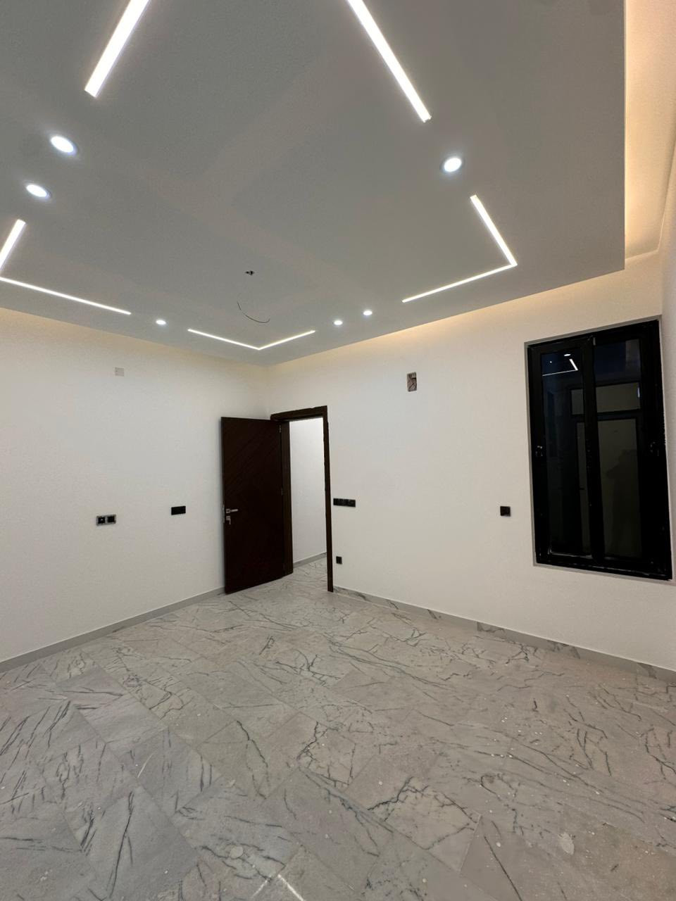 #مكتب_التاج _للاستثمار_العقاري 🏢
#للبيع #السيدية 🏡

✨ أفخم دار 100 متر في السيدية – Smart Home ✨

📐 تفاصيل العقار:
📏 المساحة: 100 م²
📐 الواجهة: 5 م
📏 النزال: 20 م

🏠 توزيع الطوابق:

🔹 الطابق الأول:
🛋️ صالة استقبال أنيقة
🍽️ مطبخ حار + بارد
🛏️ غرفة نوم
🚿 حمام بتصميم عصري

🔹 الطابق الثاني:
🛏️🛏️ غرفتين نوم
🏡 هول داخلي
🚿 حمام ملحق

🔹 الطابق الثالث:
🛌 سويت ماستر
🏠 هول داخلي
🧺 لوندري

📍 الموقع المميز:
📌 السيدية – مربع الضباط
📌 خلف شارع السفير
📌 مقابل التشجير
🌳 موقع هادئ وراقي

⚙️ مواصفات فاخرة:
🤖 نظام Smart Home
👆 نظام لمس Touch Point
🪨 مرمر إسباني فاخر لكامل البيت
📷 كاميرات مراقبة + WiFi
🪟 شبابيك دبل جام عازل
🌿 جلسة خارجية مميزة
🎨 ديكورات حديثة وتشطيبات عالية

💰 السعر:
💵 505 مليون دينار
🤝 قابل للتفاوض

📞 للاستفسار والتواصل:
📱 *********** 
📱*********** 

📍 زورونا في:
🏢 مكتب التاج للاستثمار العقاري
السيدية – مقابيل المدرسه الملكيه
