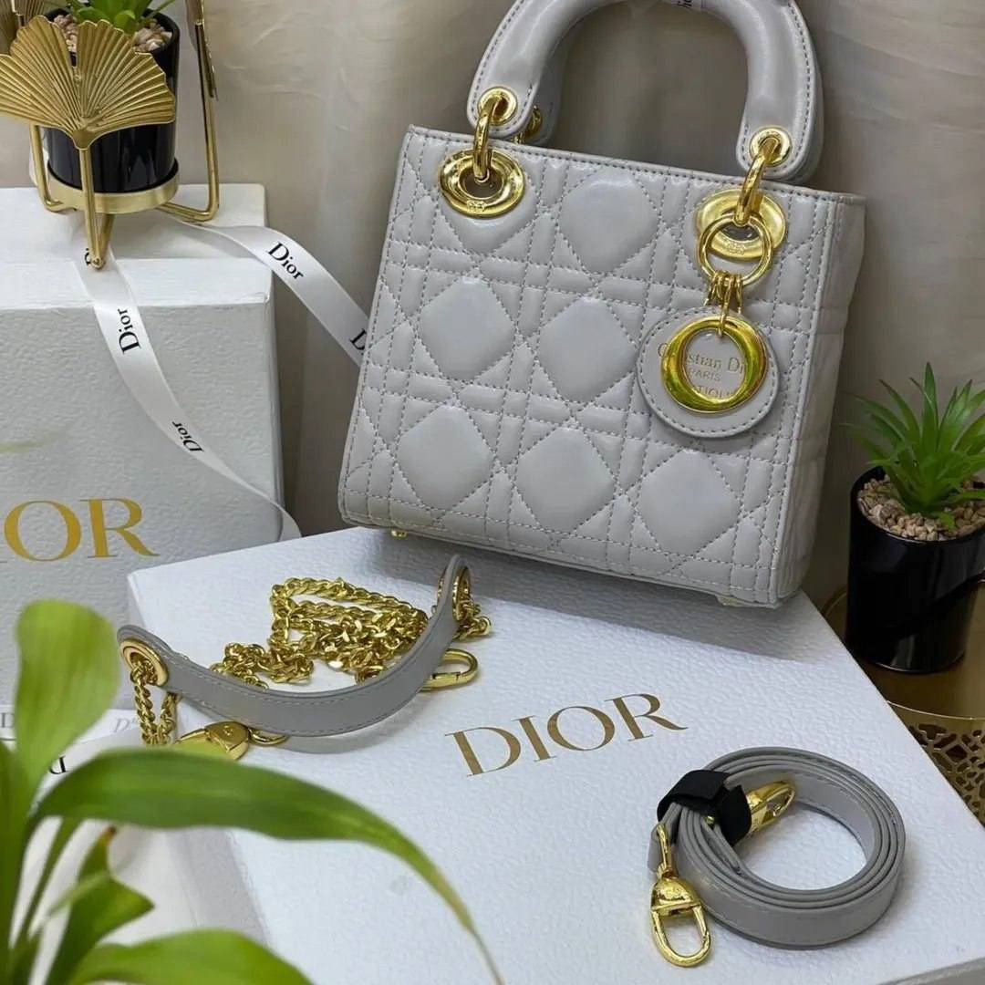 👜 أناقة لا تُقاوم مع حقائب ليدي ديور ترند الموسم ✨
متوفرة الآن في مجمع الإنيس😍
 بألوان مميزة ومواصفات جميله😊👍
#العنوان_القاسم_ع_شارع_الصياغ_فرع_المجمعات_نهاية_فرع_المجمعات_ع_يسرى_اخر_محل_مقابيل_مجمع_عقيل_وباقر


**إذا كنت صاحب هذا الإعلان وتريد حذفه لأي سبب، رجاءا أرسل رسالة إلى الدعم الفني**