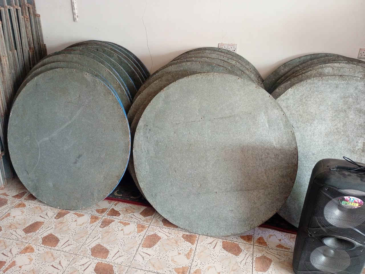 السلام عليكم ميز دائري مستعمل العدد 30 ميز سعر الميز 40 وبي مجال قليل العنوان فلوجه قرب مطعم حجي حسين ***********
