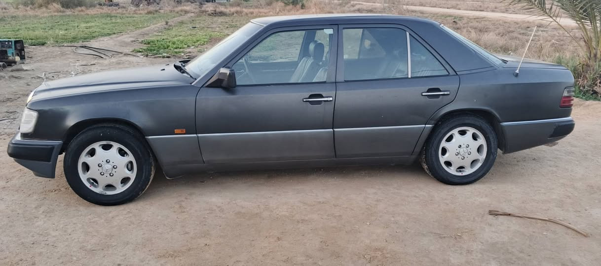 السلام عليكم مرسيدس دب ٣٠٠البيع موديل 1991 محرك اسود عنكبوت ٦سلندر   لاتصال عل الرقم ***********  السيارة رقم بغداد انكليزي باسمي السعر ٥٧ ورقة مراوس بيكم كريت ويل
