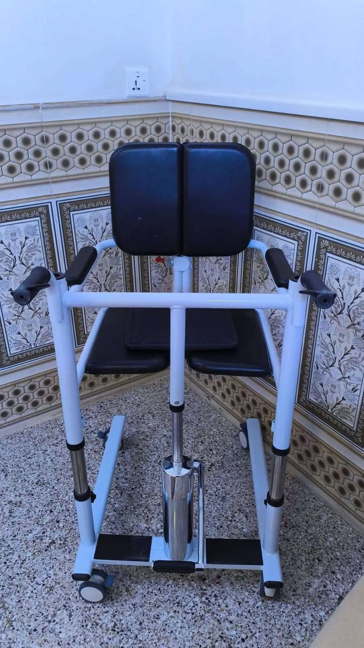 السلام عليكم
كرسي متحرك لذوي الاحتياجات الخاصه
 ينقل المريض من مكان الى مكان بدون تعب 
كرسي جديد غير مستعمل 
اشتريته ب350الف  اريد ب300الف
الشراي الاتصال على الرقم ***********

