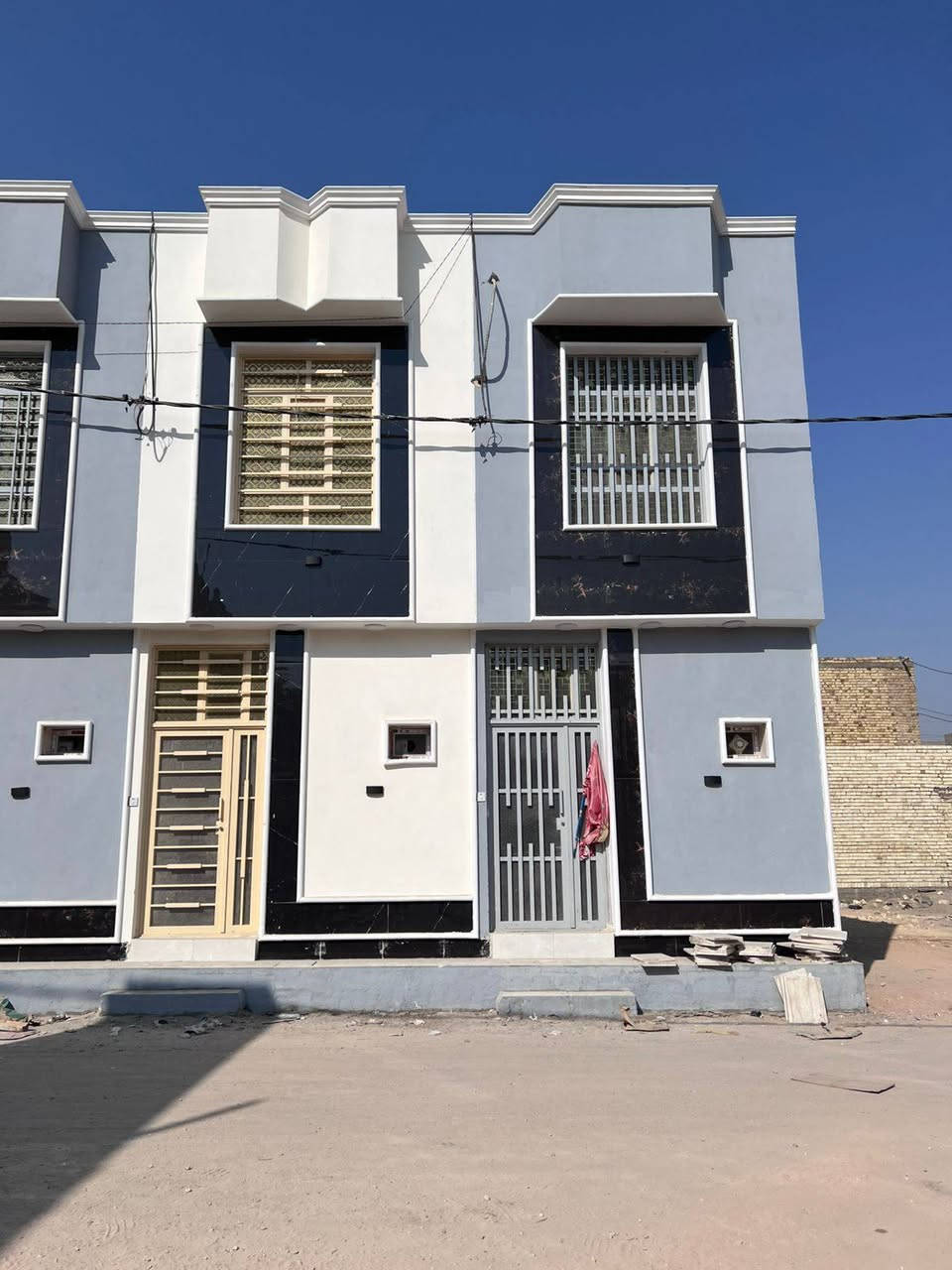 من المخطط.. إلى أرض الواقع! 🏗️ لوحة هندسية جديدة تكتمل بأيدي كادرنا البطل.
​بفضل الله وتوفيقه، مستمرون بتقديم الأفضل لأهلنا الطيبين في (كربلاء، النجف، والحلة). نصل إلى المراحل النهائية لتسليم إحدى واجهاتنا المودرن المميزة، وبأعلى معايير الجودة والمواصفات.
​ليش تختار شركة أُسس كربلاء لبناء بيت العمر؟ 🤔
🧱 مواد درجة أولى: نستخدم أفضل المواد الإنشائية بالسوق (طابوق جمهوري نقي خالي من الأملاح، حديد تسليح أصلي، وتأسيسات بمواصفات ممتازة).
👷‍♂️ إشراف هندسي 100%: تنفيذ دقيق لكل شبر بالمخطط ومتابعة مستمرة من كادرنا الهندسي خطوة بخطوة.
💰 الأسعار والراحة: تبدأ أسعارنا من 350 ألف دينار للمتر فقط، مع نظام دفعات مريح (4 دفعات) يسهل عليك إدارة كلفة البناء.
📜 أمان وضمان قانوني: ثقتكم هي الأهم، لذلك كل دفعة مادية موثقة بعقود رسمية ووصولات أمانة تضمن كامل حقوقك المالية والقانونية.
​تشرفنا زيارتكم لمقرنا الرئيسي للجلوس مع المهندس المختص وحساب كلفة أرضكم (الكشف والتخمين مجاني بالكامل!):
📍 الموقع: كربلاء المقدسة - حي الإطارات - مقابل مجمع الحسناوي التجاري.
​📞 للاستفسار والتواصل المباشر (اتصال أو واتساب):
***********
​🎬 تابعوا كواليس وجولات العمل الحية على حسابنا في التيك توك: @ossoss.karbala
​#شركة_أسس_كربلاء #مقاولات_العراق #بناء_بيوت #تسليم_مفتاح #ترميم_منازل #كربلاء #النجف #الحلة #تصميم_هندسي #واجهات_مودرن

