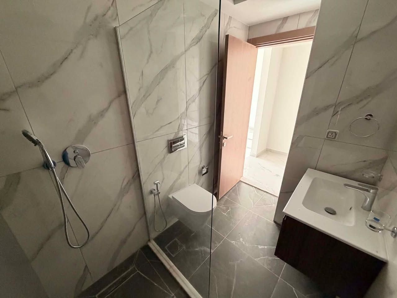 شقة للايجار في مجمع البروج
📍 المساحة: 157 م²
✨ المميزات: مجهزة بكاونتر + تبريد مركزي
🏡 الموقع: الشقة واقعة بمنطقة الهدير
🌅 الإطلالة: إطلالة جميلة ومفتوحة على المطار

تفاصيل الشقة:
• غرفتين نوم (واحدة ماستر)
• صالة واسعة
• مطبخ مجهز
• لوندري
• بلكونة
• 3 خدمات صحية

📞 للاستفسار والتواصل
***********
