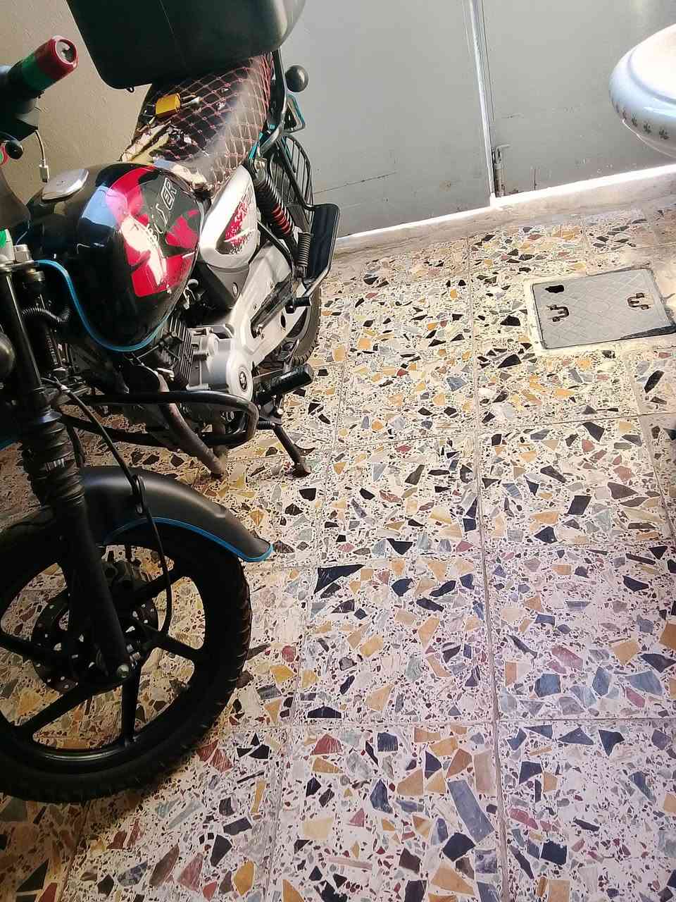 دراجه بوكسر للبيع موديل 2023 رقم وسنويه باسمي رقم انكليزي مكفوله مكينه وشاصي العنوان بغداد السعر مليونين واربعميه وبيهة مجال ***********
