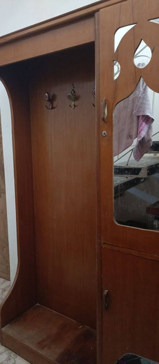 ٢٥٠ الف فقط بيع مستعجل غرفةمتكونه من ٥ قطع كنتور وجربايه وميز تواليت وتعلاكه خشب مع بوفية 
مكان حله بكرلي   
***********
