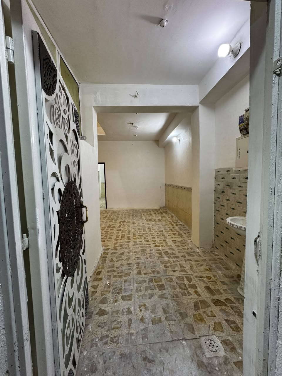 بيت للبيع في كربلاء المقدسه حي الأمين مقابل القضاة فرع مول الجشعمي قرب مجسر العباس والنفق يبعد عن الإمام العباس ١٥  دقيقه مشي والسياره اقل من ٥ دقايق البيت مساحته ٦٠ متر واقع حال ٦٣ م داخل فرع عرضه ٦ مترات 
طابو زراعي إقرار محكمه والشراء من صاحبه العقار مباشرة البيت طابقين ونص  كونكريت مسلح بناء جيد جدا بناء طابوق والسقف  صب  ستفسار اكثر الاتصال على صاحب البيت  
***********
