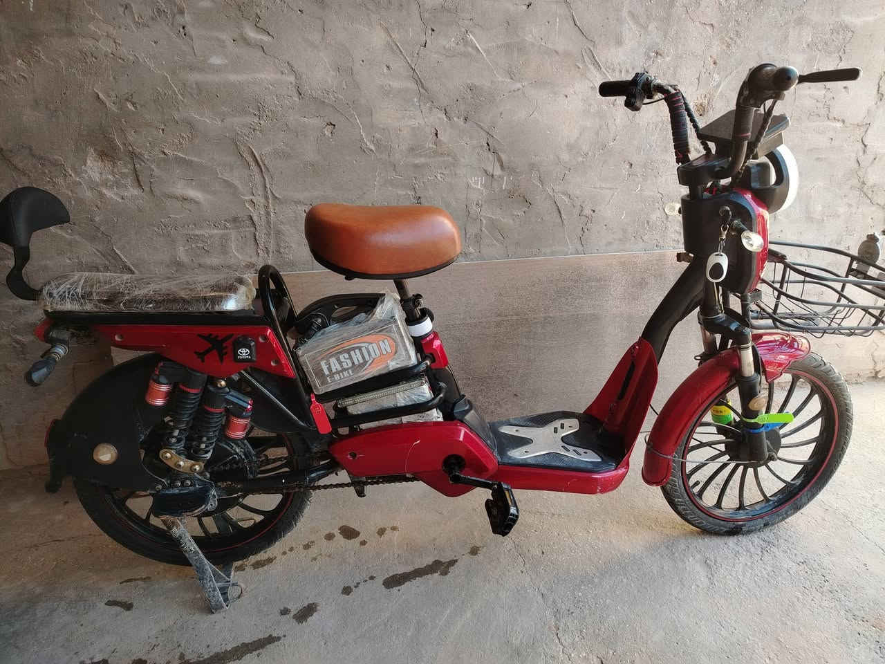 السلام عليكم 
للبيع دراجه شحن حجم 20 
4 بطاريات 
4 سرع + بصمتين تشغيل عن بعد
مكاني النجف حي العسكري مقابل شارع السبيس
السعر 300
الرقم ***********
