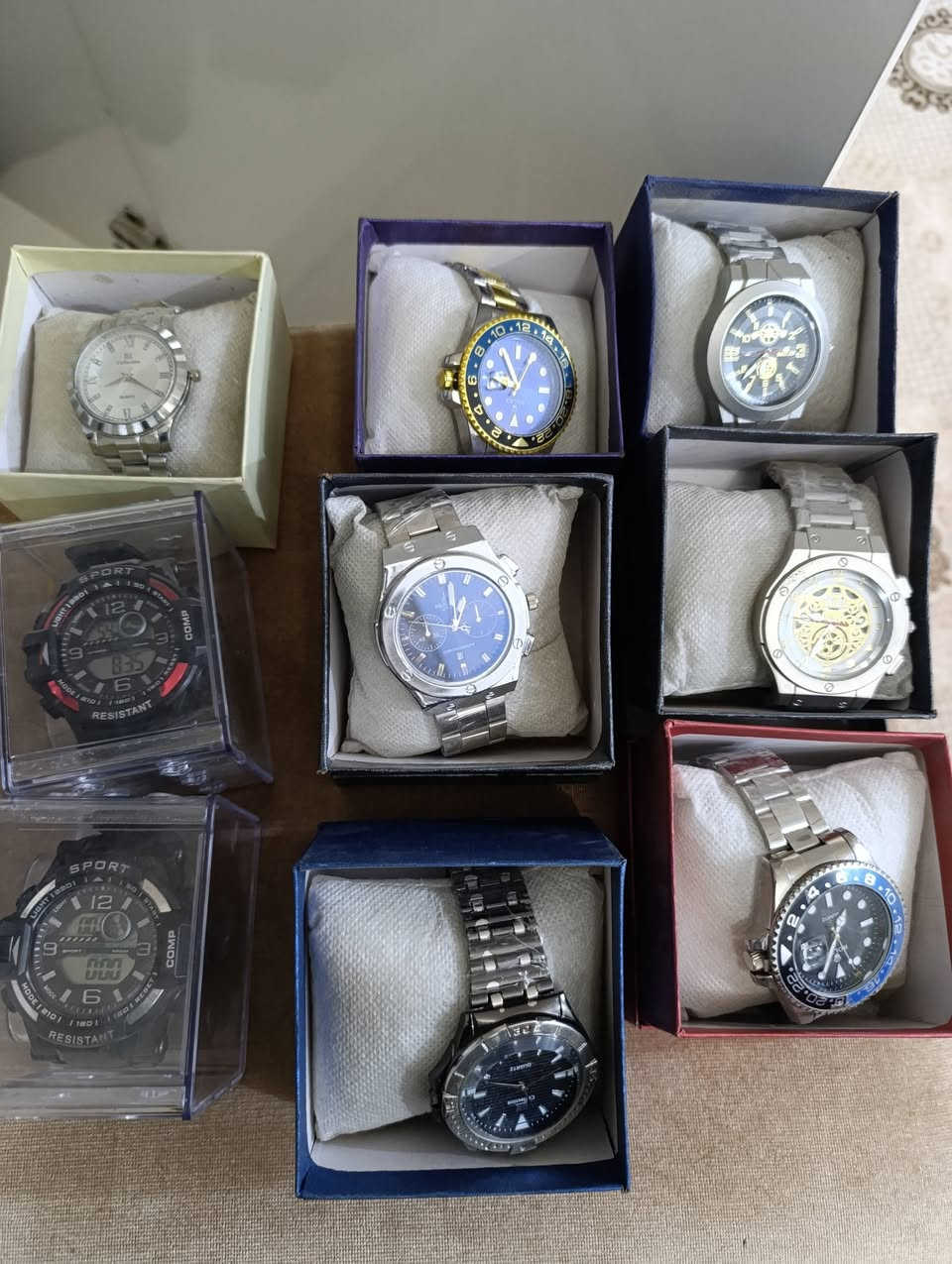 سلام عليكم ورحمة الله وبركاته 
عندي هاي ساعات مااعرف بيهم
ساعات جديدات غير مستخدمات 
ابيع شلع 30 قطعه الله شاهد حلوات ومرتبات
مكان العبيدي 
استفسار ***********
