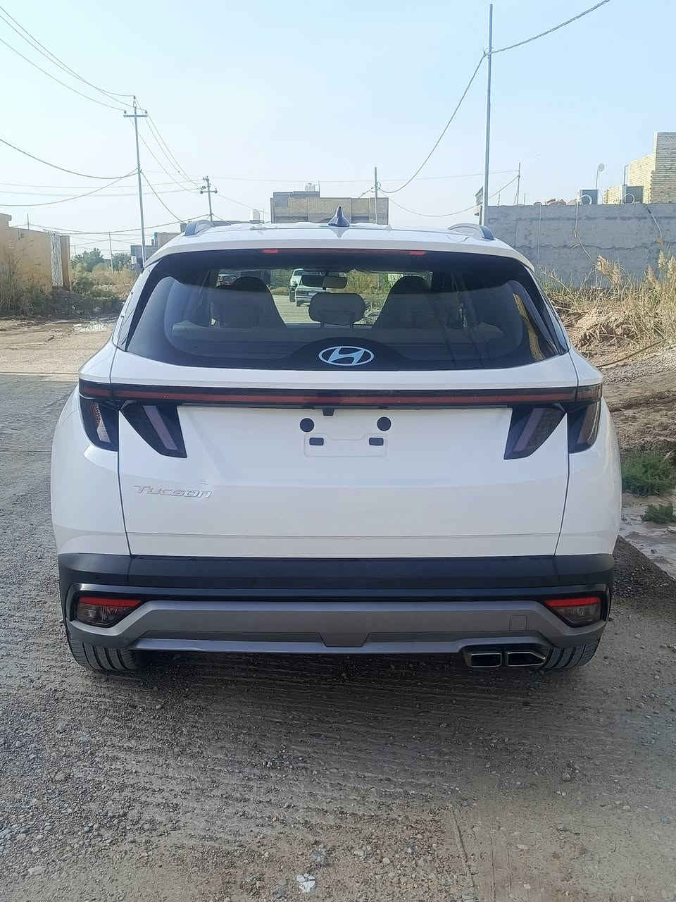 توسان موديل 25 خليجي مرقمة واسط الشكل الجديد 
ماشيه 5000 دهن الشركة 
السياره بيها 3 قطع صبغ بدون دواخل أثناء التحميل 
السياره فول مواصفات عدا البانوراما 
بصمة تشغيل بصمة ابواب جنطة كهرباء 
كشنات كهرباء تبريد 
كل المواصفات موجودة 
السعر 195 
بيع او مراوس 
مكان السيارة واسط الكوت 
***********
***********
