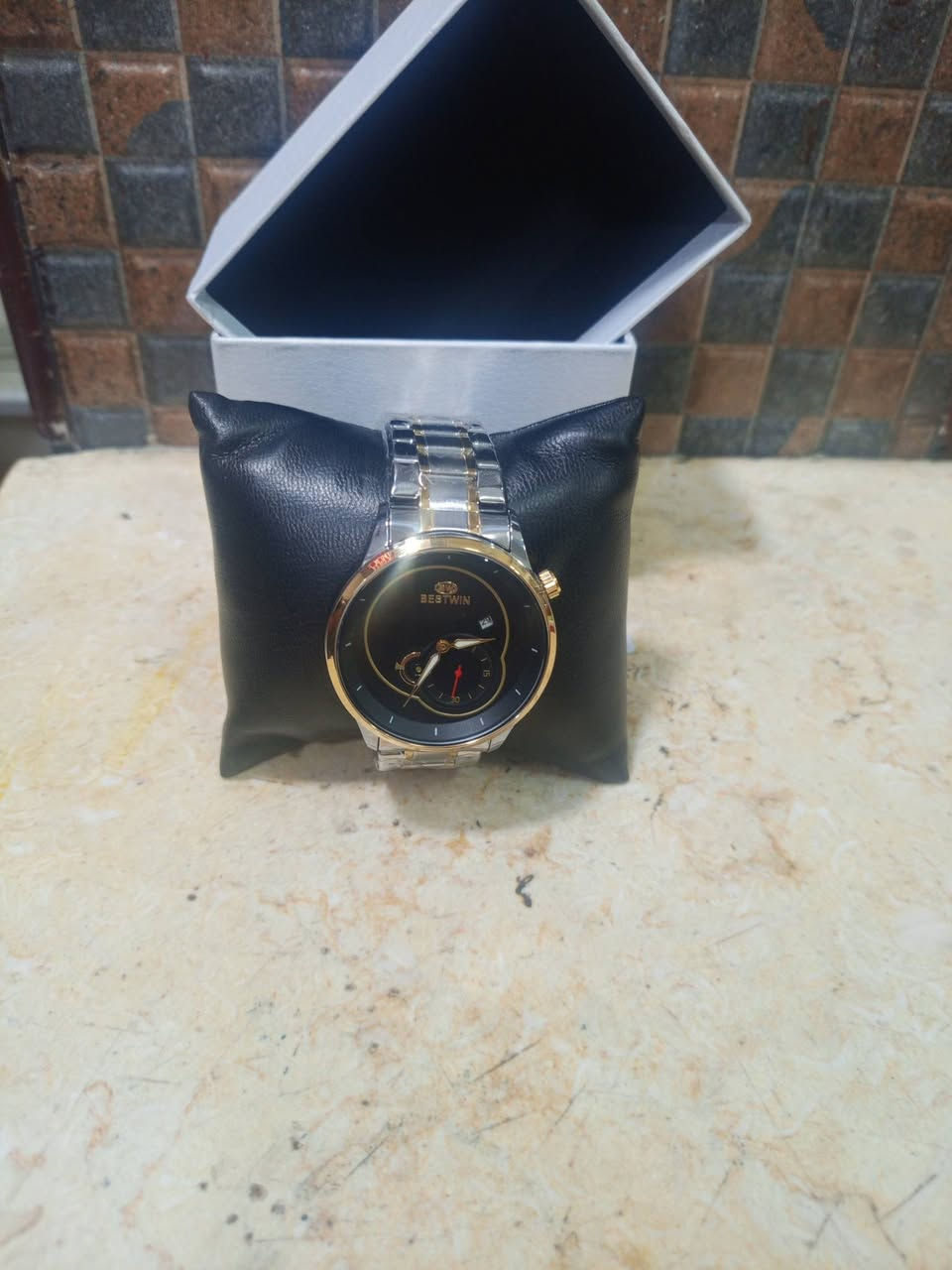 ساعات للبيع ماركه اصليه سعر الوحده 25 توصيل 5 داخل بغداد الي يريد يتصل عله الرقم بي وتساب ***********
