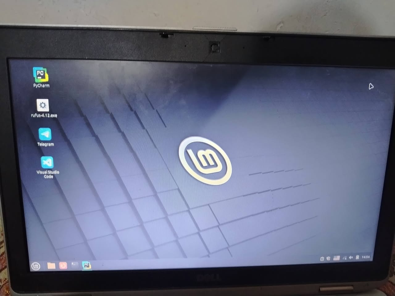 لابتوب Dell Latitude E6530
لابتوب حلو و نظيف مناسب للتصفح و الالعاب البسيطه + البرمجه البسيطه
خصوصا بوجود نظام Linux mint الغني عن التعريف بالسرعه و الاداء
بطاريه ساعتين او اكثر اذا على توفير

معالج intel core i5 gen 3
الرام 4
ذاكره التخزين الكليه بحجم 300 غيغا:
3 هاردات كل واحد 100 غيغا كلهم HDD

الملحقات: شاحنه اصليه + ماوس+ جنطه

مكاني بغداد-سيديه (ما عندي توصيل) 

السعر 180 و بي مجال للشراي يدلل التواصل على:
***********
