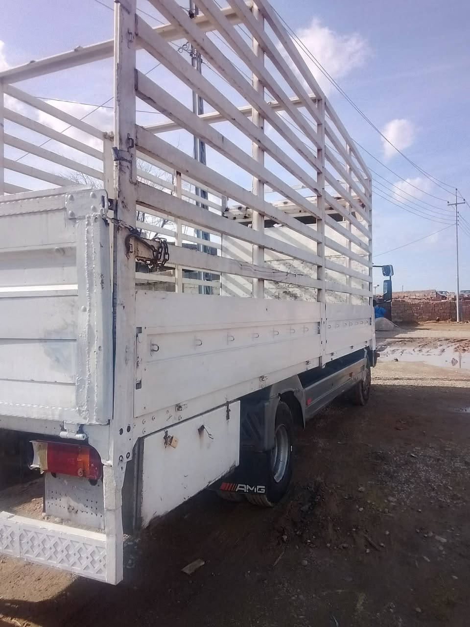 اتيكو للبيع موديل 2001   أربعة سلندر ستة برغي السعر 155ورقة وبيها مجال الاتصال على  رقم الهاتف *********** مع جادر مقبط الطول ستة وربع
