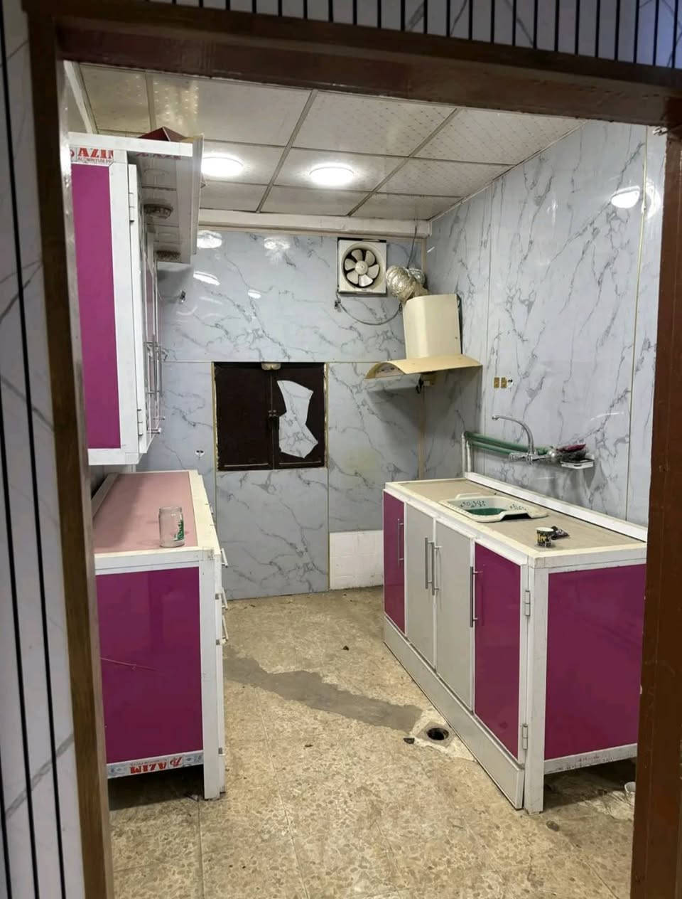 السلام عليكم شقه للبيع سرقفليه ديكور فول موقعهه مميز شارع الكورنيش فوك مجمع الامراء طابق اول تحتوي على غرفتين وصاله ومطبخ وصحيات وسخان السعر ١٦  وكل شهر 135الف للبلديه للاستفسار اكثر ***********
