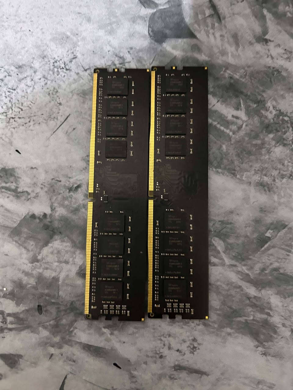 سلام عليكم ورحمة الله إخوان بورد b760 gaming Ac WiFi كما موضوع بالصور يدعم WiFi ويا انتنه البورد عاطل بي منفذ pcie والباقي كله شغال ومتوفر رامات 16gb 8*2 بسرعه 2444mhz شغالات شرط الفحص سعر البورد 80 ألف والرامات  65 ألف وبيهن مجال هذا رقمي ***********
