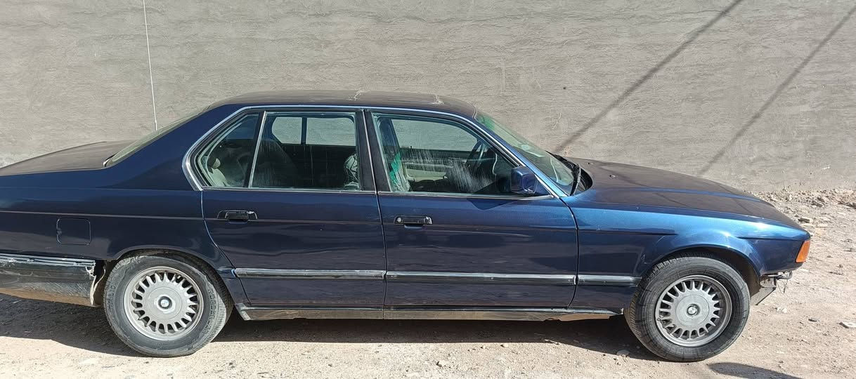 السلام عليكم
بي إم للبيع موديل 87 
السياره معمره جديد
بس دعاميات يرادله 
ترايك من البصره الزاخو
سعره 35 
للستفسار ***********
***********3
