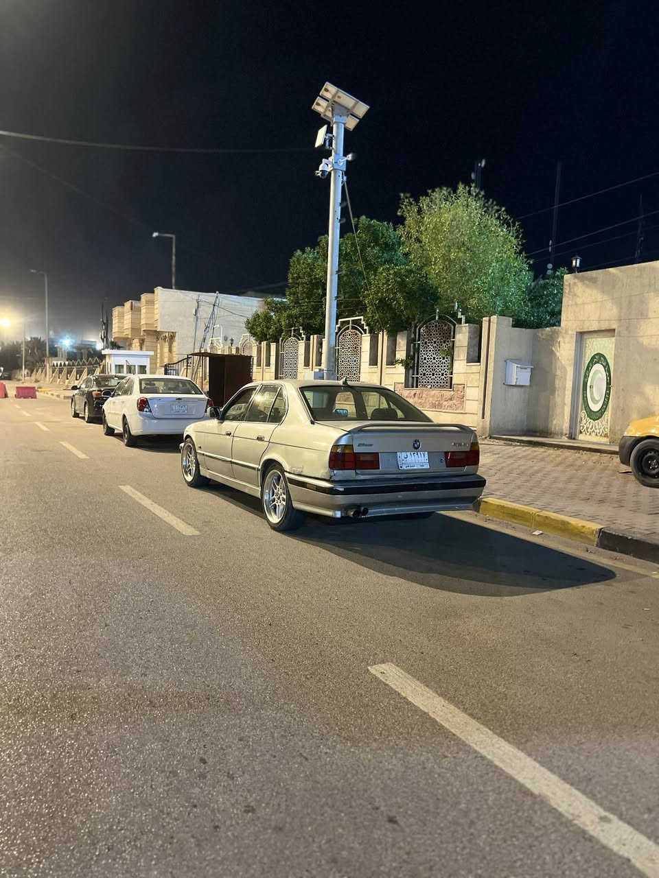 سلام عليكم للبيع بي ام 535 موديل 91 مكينه مسكر 6 سلندررقم نجف حداديه جديده ضربتها واضحه بالصوره الجاملغ الخلفي السعر 38 رقم موبايل *********** المكان سماوه
