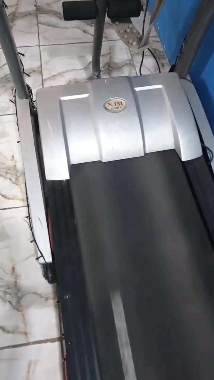 جهاز جري نظيف جدا استخدام قليل 
يحمل الى وزن 150 كيلوغرام من شركة نجم وفيه رجاج للتدليك وفيه ماطور الجبلي بفئة وسرعة عالية ..جهاز يصلح للبيت وللقاعات الرياضية .. سعرة 450 الف وبيه مجال قليل
مواصفات الشاشة :
والوقت والموقت
قياس السرعة 
قياس نبضات القلب 
قياس السعرات الحرارية 
قياس المسافة

للإستفسار الاتصال على هذا *********** واتس على نفس الرقم 
عنواني بغداد الحرية
ممكن تذكرلي الموديل الدقيق للجهاز أو أي رقم/اسم موديل مكتوب عليه حتى يكون أوضح للمشتري؟: 
جهاز اصلي من شركة النجم 
الجهاز شغال 100% لو بيه أي عطل أو ملاحظة مثل صوت، اهتزاز، ضعف بالموتور أو الشاشة؟: 
شغال 100%
كم تقريباً مدة استخدامه وعمره، وهل هو مستخدم بالبيت لو بالقاعات؟: 
مستخدم بيت فقط
إذا المشتري يريد يشوفه أو يستلمه، أكدر تحدد المكان بالضبط ببغداد/الحرية وأكو إمكانية توصيل أو نقل؟: 
بغداد الحرية شارع 30