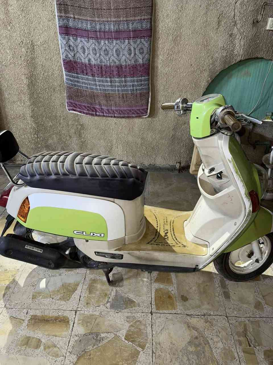 السلام عليكم بوليس لون تفاحي داخل كريمي (مميز) رمبه كفاله مكينه وكفرات مختمها ختم واحد  بيها شخط من الجانب موضح بالصورة الدراجة خير من الله أورقها كامله سعرها ١٥٠٠ وبيها مجال مكاني بغداد الطالبيه وهذا رقمي ***********
