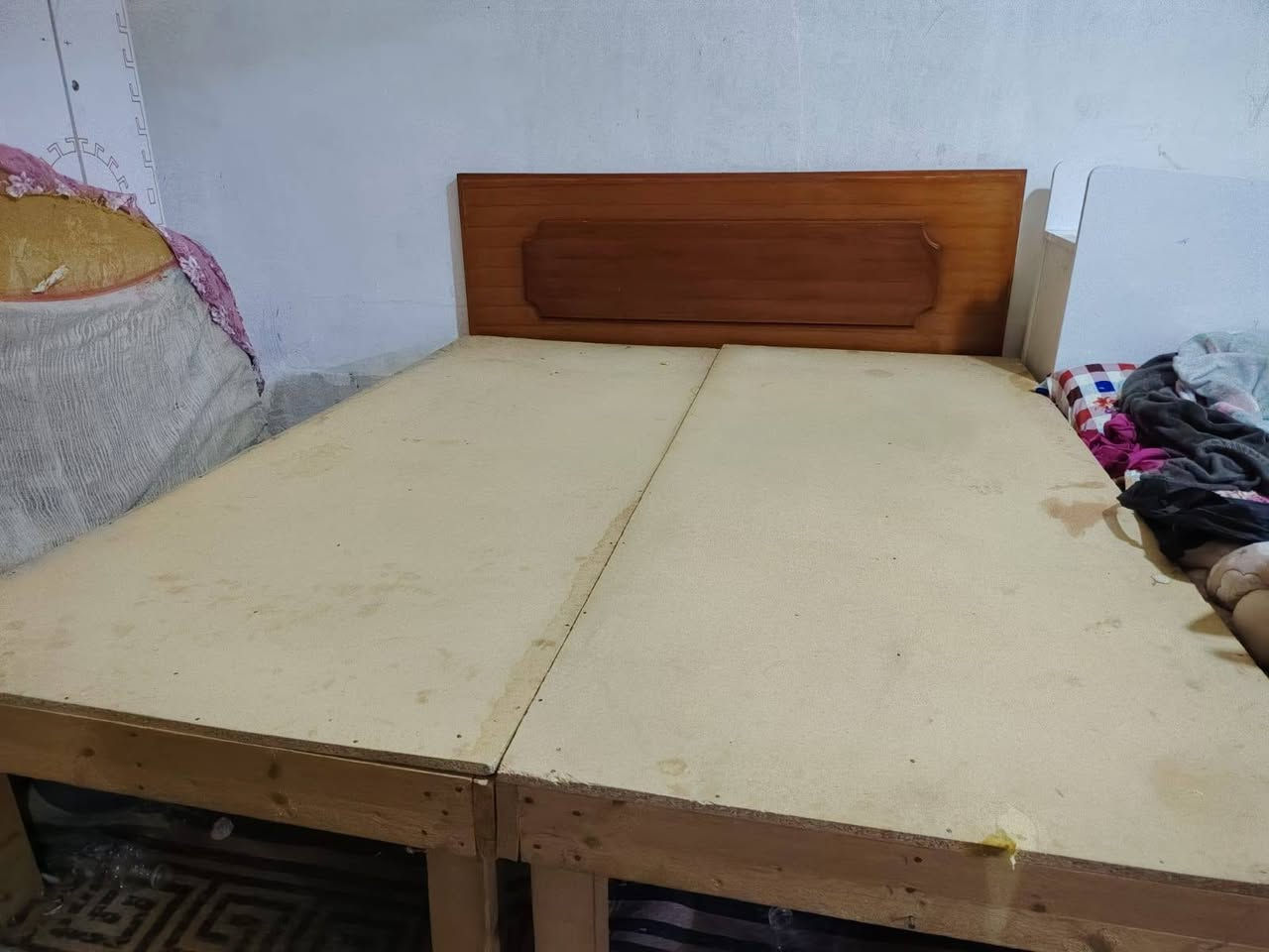 سلام عليكم
غرفة اخشاب صاج تباع كاملة او قطع منفصلة 
٣٥٠ الف وبيه مجال 
*********** بيه واتساب
