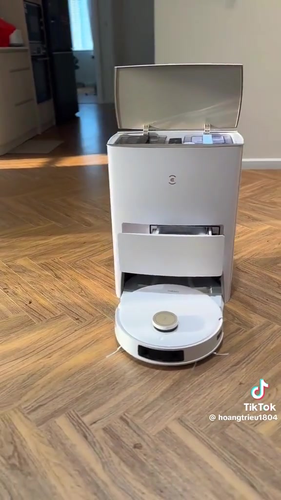 مميزات Ecovacs Deebot T20 Omni
• قوة شفط عالية 6000Pa لتنظيف الغبار والشعر والأوساخ بسهولة
• نظام مسح دوّار مزدوج يعطي تنظيف أقوى للبقع مقارنة بالمسح التقليدي
• يرفع المماسح تلقائياً عند صعوده على السجاد حتى ما يبلله
• محطة OMNI ذكية تقوم بتفريغ الغبار بشكل تلقائي
• غسل المماسح بالماء الحار للمساعدة بإزالة الأوساخ والروائح
• تجفيف المماسح بالهواء لمنع الروائح والبكتيريا
• تعبئة الماء تلقائياً بدون تدخل مستمر من المستخدم
• نظام خرائط LiDAR سريع ودقيق لتحديد الغرف والمسارات
• يتجنب الأحذية والأسلاك والعوائق بفضل حساسات 3D الذكية
• إمكانية تحديد مناطق ممنوعة أو غرف معينة للتنظيف
• يدعم التحكم من تطبيق الموبايل بالكامل
• إمكانية تشغيله بالصوت عبر Alexa وGoogle Assistant
• بطارية طويلة تكفي لتنظيف مساحات كبيرة
• يرجع تلقائياً للشحن ويكمل التنظيف من نفس المكان
• مناسب جداً للشعر الطويل وشعر الحيوانات الأليفة
• هادئ نسبياً مقارنة بكثير من المنافسين
• تصميم فاخر ومحطة متكاملة تقلل الحاجة للتنظيف اليدوي
• يدعم التنظيف المجدول حسب الأيام والأوقات
• إمكانية التحكم بقوة الشفط وكمية الماء لكل غرفة
• يعتبر من أفضل الروبوتات للمسح والغسيل الأوتوتيكي
السعر 390 نظافه ٩٩٪؜


**إذا كنت صاحب هذا الإعلان وتريد حذفه لأي سبب، رجاءا أرسل رسالة إلى الدعم الفني**