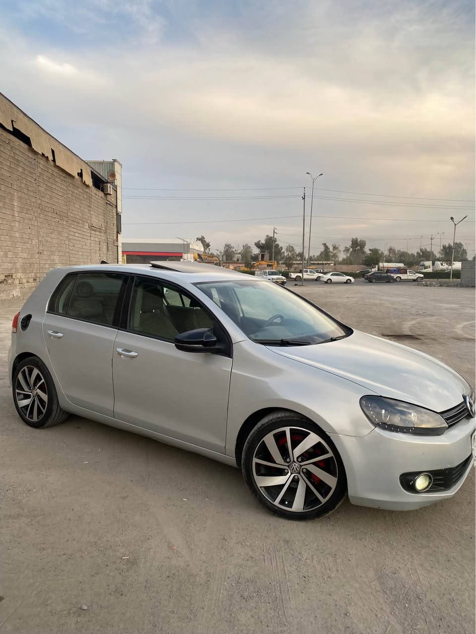 گـؤلف ٢٠١٢  مةكينه ١٦ بئ تؤربؤ مةرغوب فول فول مواسفات خةليجى زؤر خاوينه سةيارةكة ٢ جامرخى پيشةوةى سبوخه بةبئ ژؤرى بئ ايرباك هيچ ساردةكوتيشى نييه  پيشى كةپسـه ژمارةى مؤبايل ***********—— أربيل, العراق
