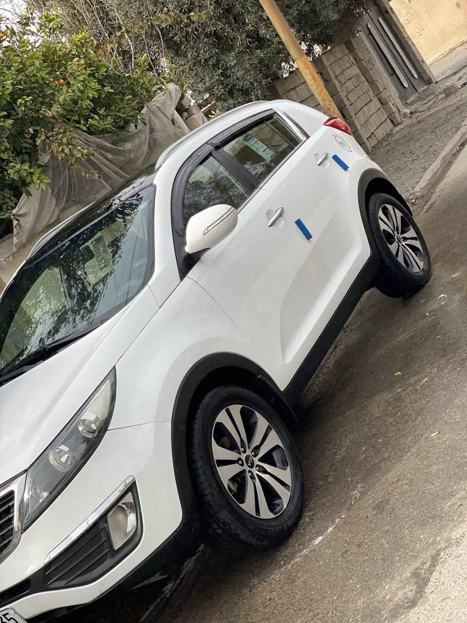 السلام عليكم 
كيا سبورتج 2011 خليجي
مكفوله كفاله عامه بدون صبغ بدون تبديل رقم دهوك الجديد وهزه جديده تحويل ثاني يوم سياره ما تصرف عليها الف جاهزه للاخير 
مكينه 2000 دوش المرغوب مكفول
گير اي تي المرغوب مكفول 
بانوراما 
مري شفط
اشاير مري
لد امامي 
تحكم ستيرن
كامره
شاشه 
اي بي اس
وبعد بيها موصفات 
السعر 150وبيها مجال 
***********
