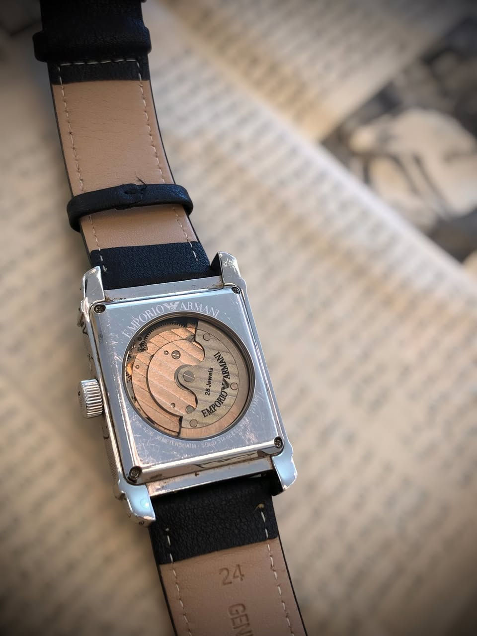 ساعة امبريو ارماني اوتوماتيك نظافة تامة
الشكل مختلف / مينة مميزة بلون مميز/ سير اصلي / بوك اصلي / تحوي سنتر احتياطي الطاقة الذي يصل إلى 40 ساعة / سنتر تقويم /سنتر ثواني منفصل 
السعر 170 الف 
يتوفر توصيل لكل المحافظات


**إذا كنت صاحب هذا الإعلان وتريد حذفه لأي سبب، رجاءا أرسل رسالة إلى الدعم الفني**
