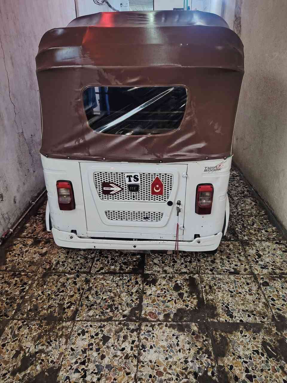 سلام عليكم تكتك مديل واحد وعشرين مرقمه شهر ١١ كلشي موضح بصوره كدامك صور وفيديو عده هاي طخه زغيره بارد وراح احط سعر مااريد اتعب بس شراي يحاجيني بغداد البلديات الظباط بسمي ***********  السعرسبعه ونص 7 500 بيه مجال بسيط
