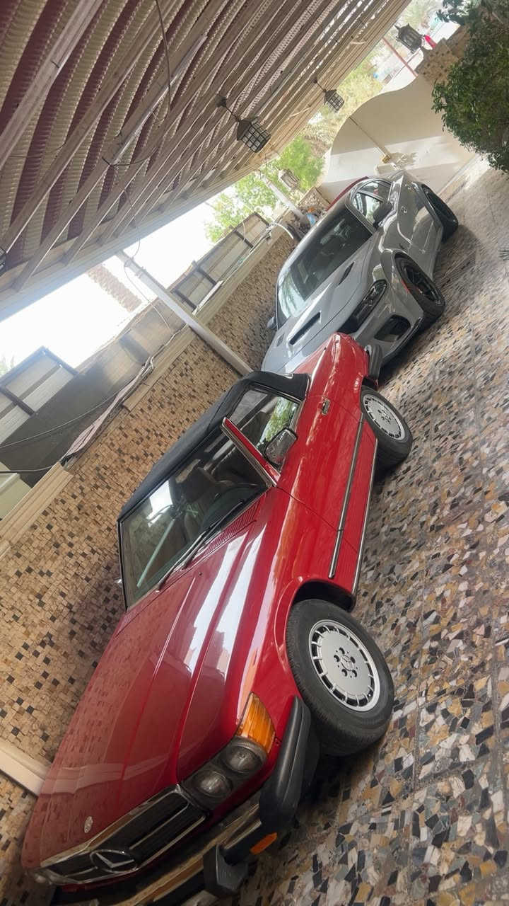 � مرسيدس 560 SL – ملكة الكلاسيك الألماني 🔥🚗
للبيع تحفة نادرة لعشاق الفخامة الحقيقية…
مو بس سيارة، قطعة تاريخ تمشي على الشارع 👑

560 الأصلية بمحرك V8 القوي
صوت هيبة وأداء ثابت
قير ناعم جداً
كشف بحالة ممتازة
صالون نظيف ومحافظ عليه
سيارة هواة وما تنعطى لأي شخص

هاي مو سيارة يومية عادية…
هاي سيارة شخصية وذوق رفيع 💎

وين ما توقفها تاخذ أنظار الناس
قيمتها تزيد مع الوقت لأنها كلاسيك أصلي
  
اللي ما يعرف قيمة 560 لا يتعب نفسه 🙏
 
*********** وتساب 
*********** 
 سعر سياره 21 الف 💲
